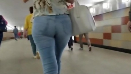 Walkingiv lot  of nice asses in jeans