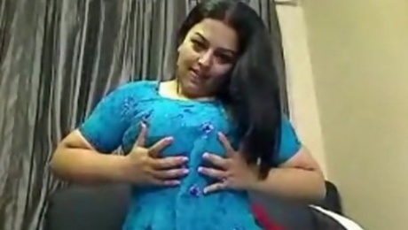 Sexy indian babe ontoys her pussy on livecam