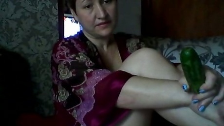 All natural mature Ukrainian housewife exposed her butt on