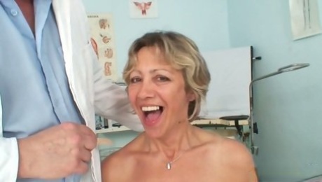 Sizzling mom Vanda gets mauled by rapacious gynecologist