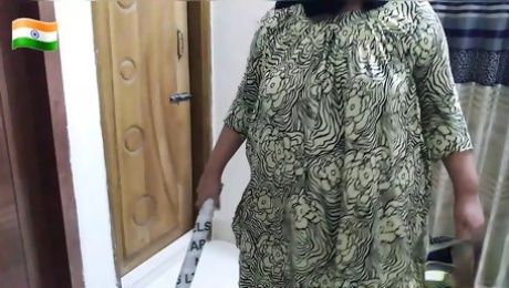 While Sweeping The Room, Pakistani Hotel Maid Seduced A Guest With Her Big Ass & Big Tits. Then He Fucked Her Ass & Came In Her Pussy