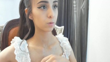 Pretty brunettesolo on webcam